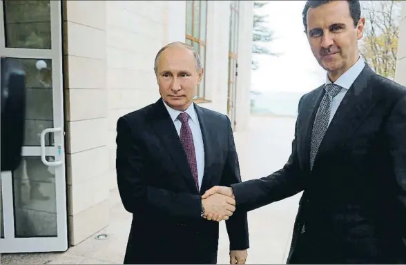  ?? MICHAEL KLIMENTYEV/SPUTNIK/KREML / EFE ?? El presidente sirio, Bashar el Asad (derecha), estrecha la mano de su homólogo ruso, Vladímir Putin, en Sochi