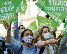  ?? (Photo AFP) ?? Hier, à l’appel de La Manif pour Tous, plus de  personnes se sont réunies devant l’Assemblée nationale pour protester contre le texte.