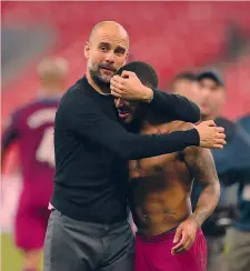  ??  ?? L’abbraccio tra Guardiola e Sterling, Pep sente il titolo vicino GETTY