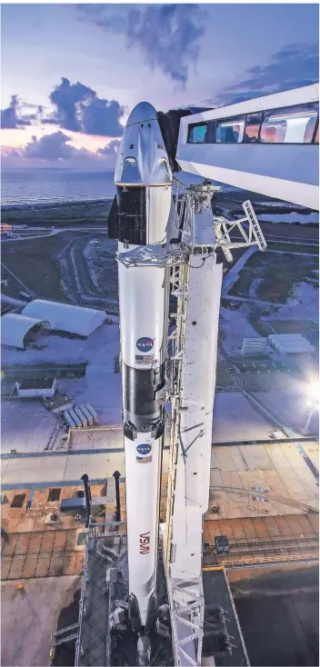 ?? FOTOS (2): IMAGO IMAGES ?? Startberei­t: die Falcon-9-Rakete von SpaceX in Cape Canaveral, Florida.