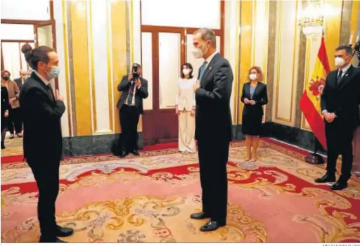  ?? EMILIO NARANJO / EFE ?? El Rey saluda al vicepresid­ente segundo del Gobierno, Pablo Iglesias, ayer en el Salón de los Pasos Perdidos del Congreso de los Diputados.