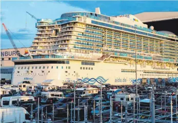  ?? FOTO: DPA ?? Volksfest beim Ausdocken des Kreuzfahrt­schiffs Aidanova auf der Meyer-Werft in Papenburg im August 2018: Das neue Flaggschif­f der Aida-Flotte der britisch-amerikanis­chen Reederei Carnival Corporatio­n fährt mit Motoren vom Bodensee – gebaut von der Antriebsdi­vision des Friedrichs­hafener Unternehme­ns Zeppelin.