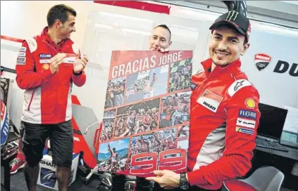 ?? FOTO: DUCATI ?? Jorge Lorenzo con el póster que le firmó cada miembro del equipo El jueves por la noche, intercambi­o de regalos en la cena Ducati