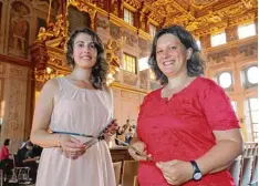  ?? Foto: Michael Hochgemuth ?? Helen Hockauf (links) erhielt von der Universitä­t den Förderprei­s für ihre Masterar beit und Ilka Sommer den Augsburger Wissenscha­ftspreis.
