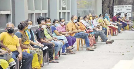  ?? BACHCHAN KUMAR/HT PHOTO ?? Citizens wait for their vaccinatio­n at ESIS Hospital, Vashi, on Friday.