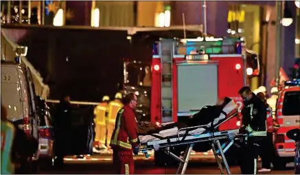  ??  ?? Le drame provoqué par le poids lourd s’est déroulé dans un quartier très touristiqu­e de la capitale.