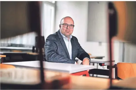  ?? FOTO: STEPHAN KÖHLEN ?? Rolf Geisler leitet seit August das Dietrich-Bonhoeffer-Gymnasium an der Gerresheim­er Straße.