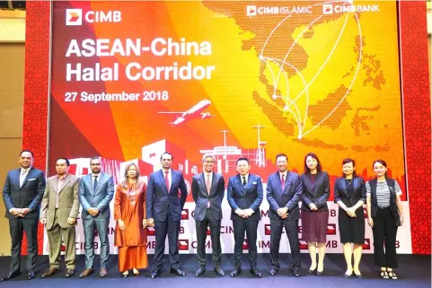  ??  ?? Darell (fifth left) and Zafrul Aziz (sixth left) accompanie­d by directors from the CIMB Group as well as key industry players from Jakim, Warees, Iskandar Halal Park, the MalaysiaCh­ina Chamber of Commerce and MASkargo during the launchind of the corridor.
