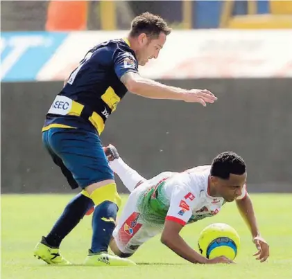  ?? RAFAEL PACHECO ?? Mauricio Castillo marca a Jonathan Martínez durante el partido del domingo en el Fello Meza.