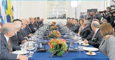  ??  ?? EN NUEVA YORK, EL PRESIDENTE DE ESTADOS UNIDOS, Donald Trump, invitó a cenar a sus homólogos de Brasil, Michel Temer; de Colombia, Juan Manuel Santos; y de Panamá, Juan Carlos Varela, y la vicepresid­enta de Argentina, Gabriela Michetti. Por Colombia también asistieron la canciller María Ángela Holguín y el embajador en Washington, Camilo Reyes.