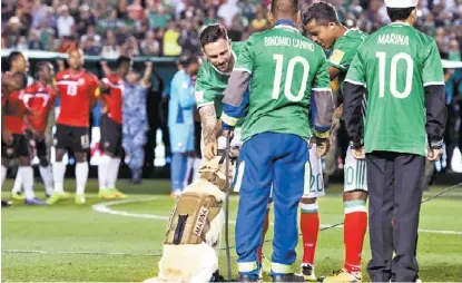  ?? IMAGO7 ?? Frida, la perrita de la Marina, rescatista­s y víctimas del terremoto recibieron un homenaje en el duelo de eliminator­ia del Tri contra Trinidad y Tobago en el estadio Alfonso Lastras de SLP, que ganaron los locales 3-1.