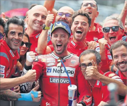  ??  ?? El italiano Andrea Dovizioso celebra junto a Ducati la victoria que logró en el GP de Austria de 2019, en el circuito de Red Bull Ring.