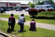  ?? MATT ROURKE — THE ASSOCIATED PRESS ?? People pray outside the scene of Saturday’s shooting at a supermarke­t, in Buffalo, N.Y., Sunday.