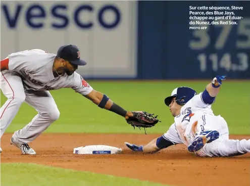  ?? PHOTO AFP ?? Sur cette séquence, Steve Pearce, des Blue Jays, échappe au gant d’eduardo Nunez, des Red Sox.