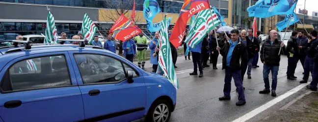  ?? (foto Rensi) ?? Protesta I lavoratori di Aquaspace e Tessil4 ieri hanno bloccato brevemente via del Garda a Rovereto