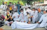  ?? KESHAV SINGH/HT ?? Local Congress chief Pardeep Chhabra staging a protest along with party workers at Sector 17 on Monday.