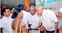  ??  ?? Prime Minister Ranil Wickremesi­nghe and Minister Mangala Samaraweer­a in conversati­on with an entreprene­ur, eligible to receive concession­ary loans under the present scheme in Nikawerati­ya PIC BY PRADEEP PATHIRANA