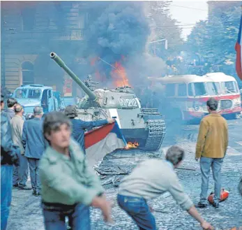  ?? FOTO: IMAGO ?? Mit bloßen Fäusten kämpften die Tschechen gegen die Truppen der Warschauer-Pakt-Staaten.