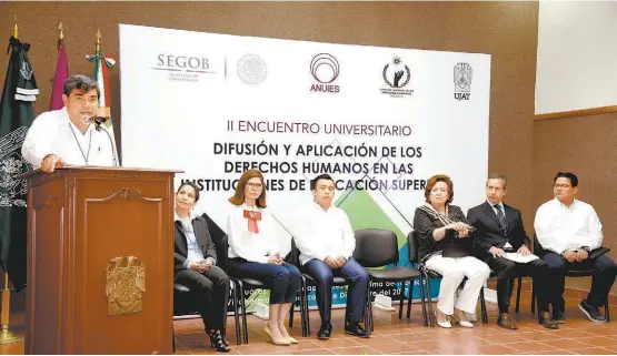  ??  ?? El rector José Manuel Piña Gutiérrez expresó que las universida­des no pueden sustraerse de la gran batalla por un mundo más libre.