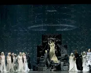  ??  ?? «La Favorite» di Donizetti, in scena alla Fenice con la direzione d’orchestra di Renzetti A destra, il Cansiglio, una delle passeggiat­e consigliat­e dal libro in edicola con il «Corriere»