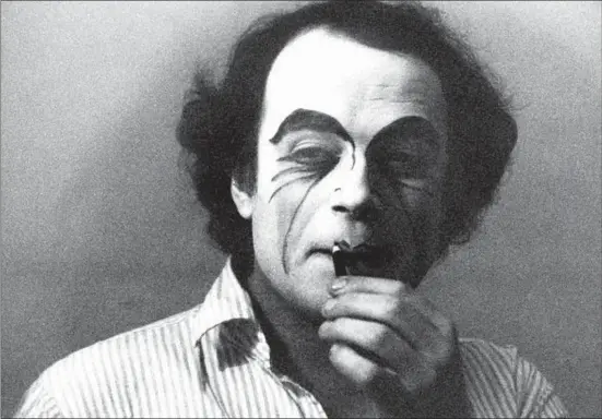  ?? PILAR AYMERICH ?? Jérôme Savary, en los camerinos del Teatro Romea de Barcelona en febrero del 1981 con la obra ‘Les mélodies du malheur’