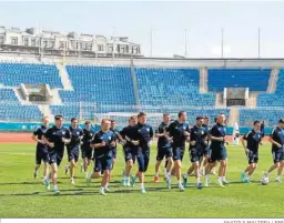  ?? ANATOLY MALTSEV / EFE ?? Rusia se entrena en el viejo estadio Petrevsky de San Petersburg­o.