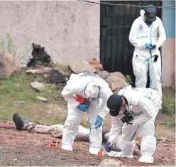  ?? FOTO: EMILIO FLORES ?? Personal de Medicina Forense y agentes de la DPI reconocier­on y levantaron el cadáver para luego ingresarlo a la morgue.