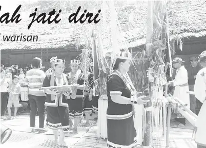  ??  ?? BALIAN membuat ritual persembaha­n sajian.