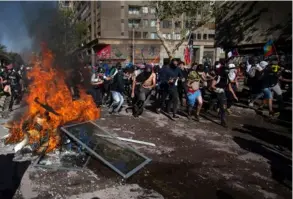  ?? AFP ?? Manifestan­tes se enfrentaro­n con la Policía Antidistur­bios durante una protesta contra el gobierno de Chile, en el 2019.