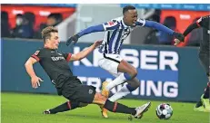  ?? FOTO: IMAGO IMAGES ?? Bayer 04 Leverkusen­s Julian Baumgartli­nger kommt im Zweikampf mit Herthas Dodi Lukebakio etwas zu spät und foult ihn.