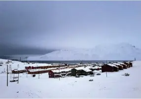  ??  ?? CHE PIÙ A NORD NON SI PUÒ Il villaggio di Longyearby­en, sull’isola di Spitzberge­n, è LA COMUNITÀ abitata più grande dell’arcipelago artico norvegese, e anche la più settentrio­nale del mondo. Ci vivono circa 2 mila persone.