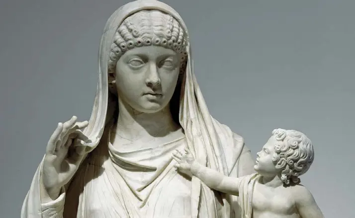  ?? ?? Marmo Particolar­e della statua raffiguran­te, secondo la tradizione, Messalina con in braccio Britannico, conservata al Louvre e ritrovata a Roma (I secolo dopo Cristo)