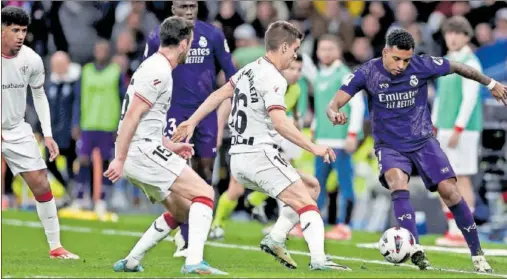  ?? ?? Rodrygo trata de escapar de la presión del Athletic durante el partido de este pasado domingo en el Bernabéu.