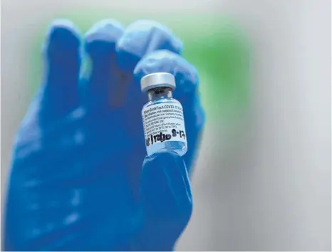  ?? FOTO: VICTORIA JONES/DPA ?? Der Biontech/Pfizer-Impfstoff lässt sich auch an mutierte Varianten des Coronaviru­s anpassen – danach aber könnte eine neue Zulassung notwendig sein.
