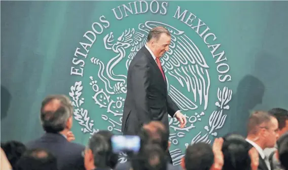  ??  ?? ►El entonces ministro de Hacienda, José Antonio Meade, anuncia su renuncia, el lunes en México, para ser candidato.