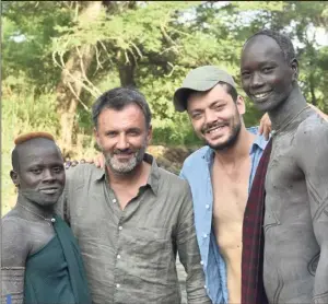  ??  ?? Frédéric Lopez : « Sur le terrain, j’étais mal à l’aise, craignant que Kev Adams ne regrette cette aventure. Finalement, son évolution est encore plus belle ».