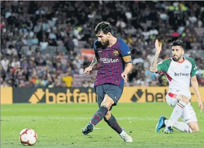  ?? FOTO: AP ?? Empezó un nuevo curso en la Liga y Leo Messi, como siempre, volvió a ser determinan­te para el Barça contra el Alavés