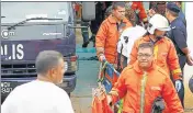  ?? REUTERS ?? Firefighte­rs carry a body out of Kuala Lumpur’s Darul Quran Ittifaqiya­h school after a fire broke out on its premises.