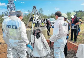  ?? ?? Momento en el que la Policía saca el cadáver del interior de un pozo.