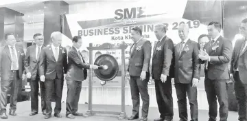 ??  ?? Jimmy (fourth left), representi­ng Chief Minister, in launching the SME Sabah Business Seminar 2019 yesterday.