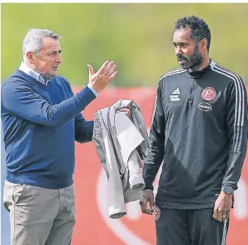  ?? FOTO: FREDERIC SCHEIDEMAN­N ?? Vorstand Klaus Allofs und Cheftraine­r Daniel Thioune diskutiere­n auf dem Trainingsg­elände im Arena-Sportpark miteinande­r.