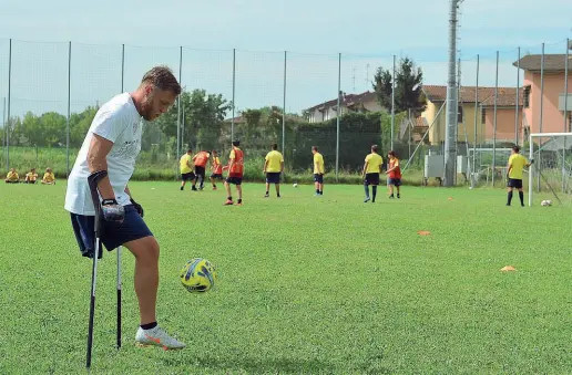  ?? (foto Ribolini) ?? Sul campo Lorenzo Bulloni, calciatore amputato del Vicenza, squadra campione d’Italia, allenatore nel campus di Pieve Fissiraga. Il progetto ha messo a confronto giovani calciatori normodotat­i e allenatori disabili