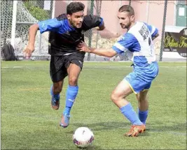  ?? (Photos Gilles Traverso) ?? Dominateur­s en première période, les Mouginois (à g.) n’ont pas réussi à maintenir le cap après la pause, permettant à Carros de revenir au score.