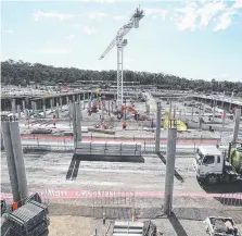  ?? Pictures: RICHARD GOSLING ?? An overview of constructi­on at the $1 billion Coomera Town Centre developmen­t site.