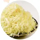  ??  ?? CHUCRUT (Sauerkraut) Alemania Una fermentaci­ón láctica de hojas, cortadas en tiras, de col (repollo) con sal que forma una salmuera natural con el mismo jugo de la verdura