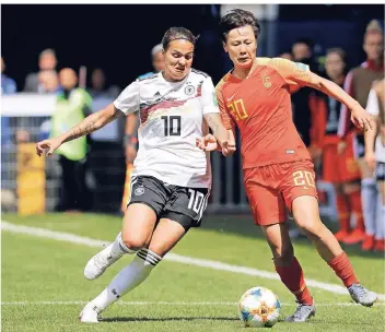  ?? FOTO: REUTERS ?? Deutschlan­ds Spielmache­rin Dzsenifer Marozsan geht im ersten Gruppenspi­el der WM in einen Zweikampf mit Chinas Rui Zhang. In dem Spiel brach sich die Deutsche den Zeh.