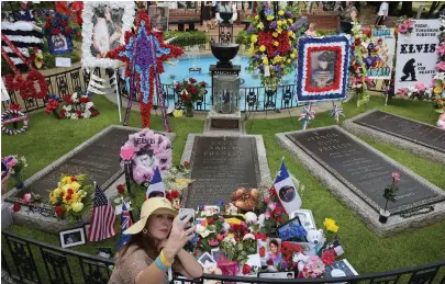  ?? AFP ?? Thousands of fans have congregate­d at the Meditation Garden where Elvis is buried at Graceland, Tennessee