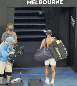  ?? Loren Elliot / Reuters ?? Nadal abandona la Rod Laver Arena, ayer, tras su derrota.