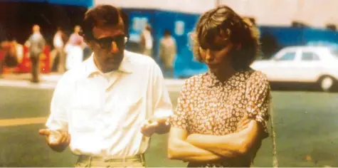  ?? Foto: Imago ?? Wie ist das alles zu erklären? Woody Allen – hier mit Mia Farrow in „Hannah und ihre Schwestern“– versucht es in seiner Autobiogra­fie.