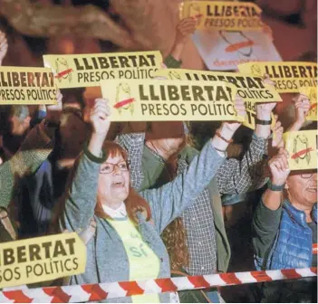  ?? FOTO: EFE ?? Grupos independen­tistas criticaron el encarcelam­iento del “gobierno legítimo de Cataluña”.